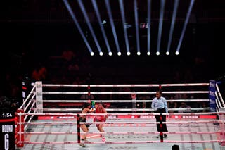 Yokasta Valle pelea contra Yadira Bustillos en su pelea de peso paja durante la cartelera entre Jake Paul y Anthony Joshua.